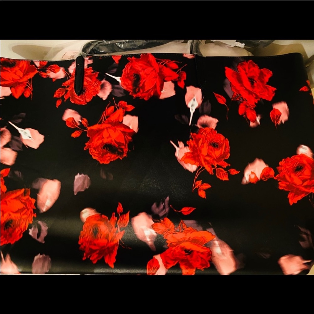VICTORIA’S SECRET BOLD FLORAL CROSSBODY 2019 XMAS - Picture 2 of 5